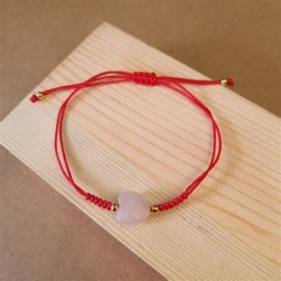 PULSERA ROJA CON CORAZON DE CUARZO ROSA ALURA