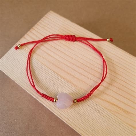 PULSERA ROJA CON CORAZON DE CUARZO ROSA ALURA